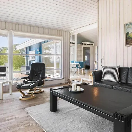 1327 Aakirkeby - Holsteroddevej 15 *