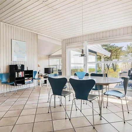 1327 Aakirkeby - Holsteroddevej 15 * Vester Sømarken