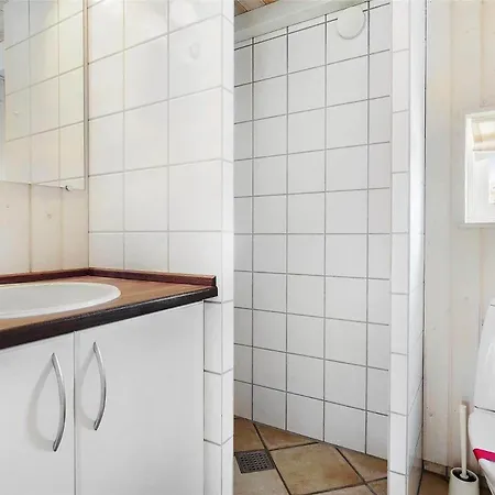 1327 Aakirkeby - Holsteroddevej 15 *