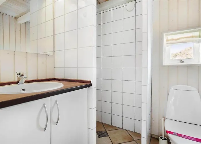 1327 Aakirkeby - Holsteroddevej 15 *